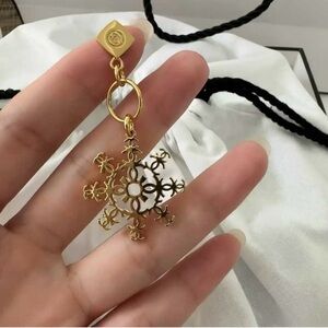 2/39$ Chanel Gold Snowflake Logo Charm